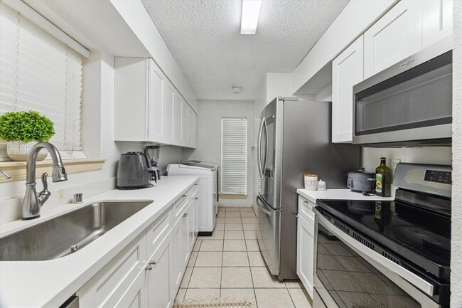 Building Photo - 11201 Lynbrook Dr