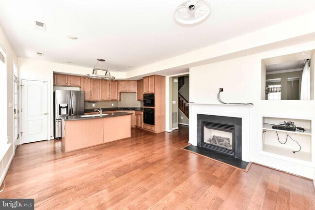 Building Photo - 13592 Village Green Dr