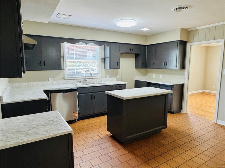 Building Photo - 2804 Sumter Ave