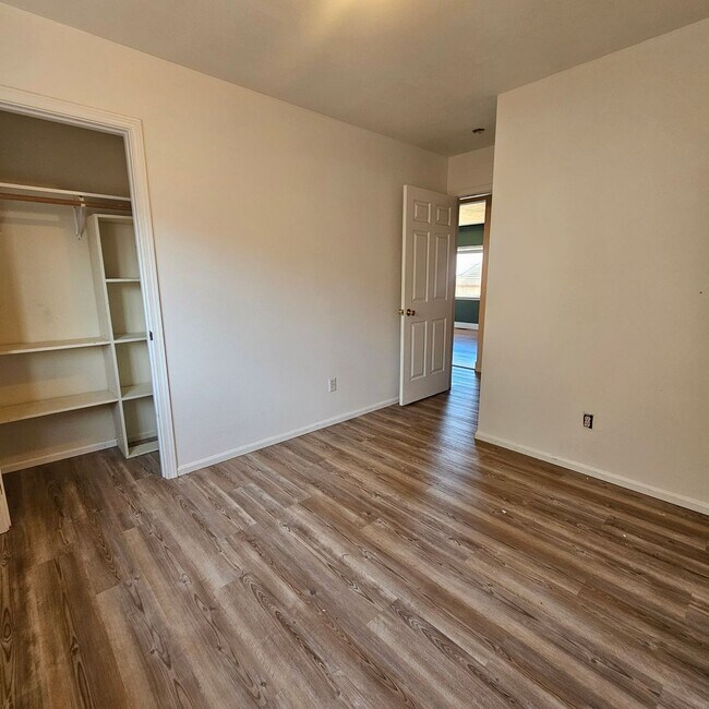 Building Photo - Comfortable 3-Bedroom, 2-Bath Lower Unit with Fully Fenced Yard in West Bremerton
