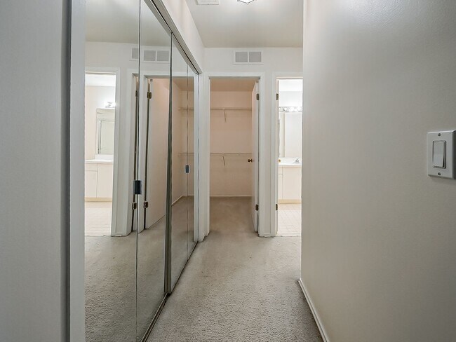 Building Photo - AVAILABLE NOW! Inviting 2-Bedroom, 2-Bath Home in a Convenient Farmington Hills Community