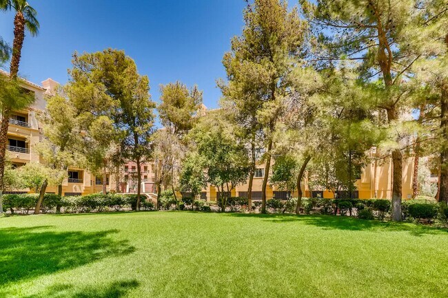 Building Photo - 270 E Flamingo Rd