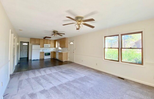 Building Photo - NEW LISTING!!!!!