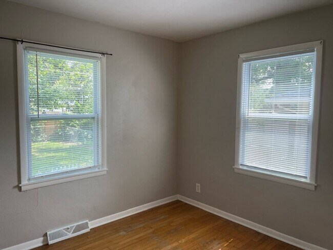 Building Photo - Super Cute 2 Bed 1 Bath House!