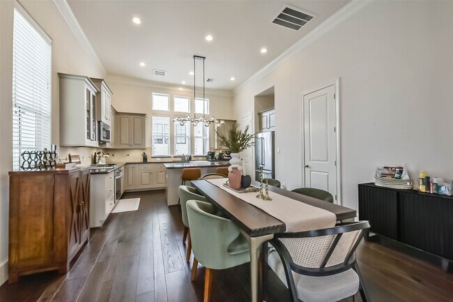 Building Photo - 9450 London Bridge Station