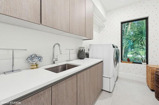 Building Photo - 8533 N Native Dancer Rd