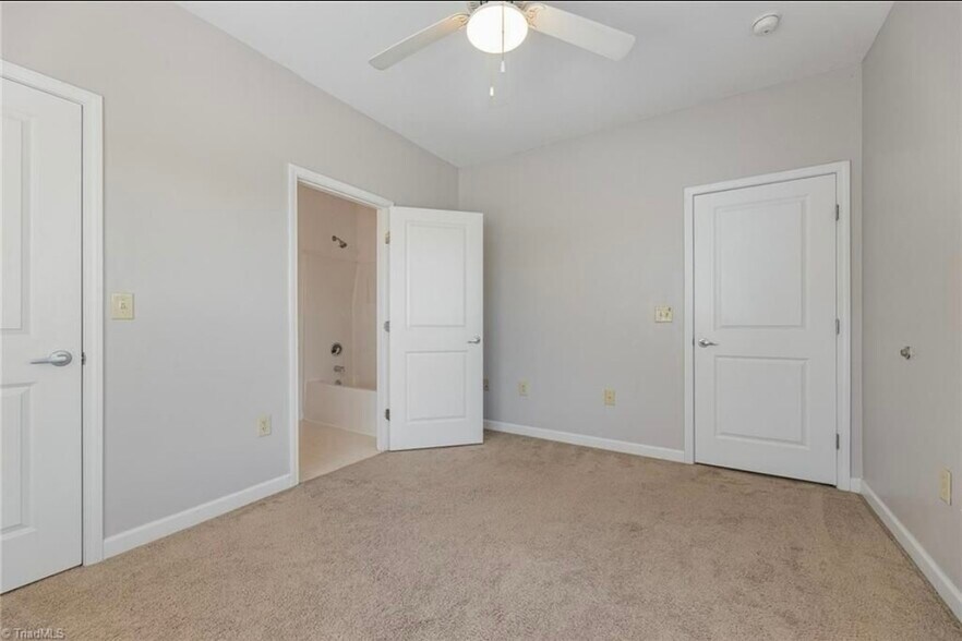 Building Photo - 102 Campus Walk Trl