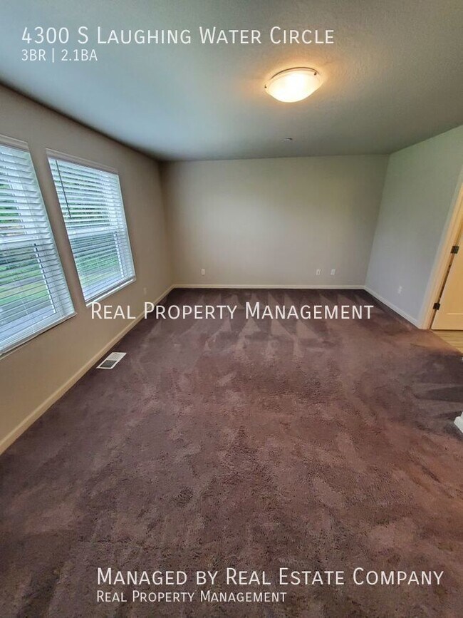 Building Photo - Modern Ridgefield Townhome with Two Car Ga...