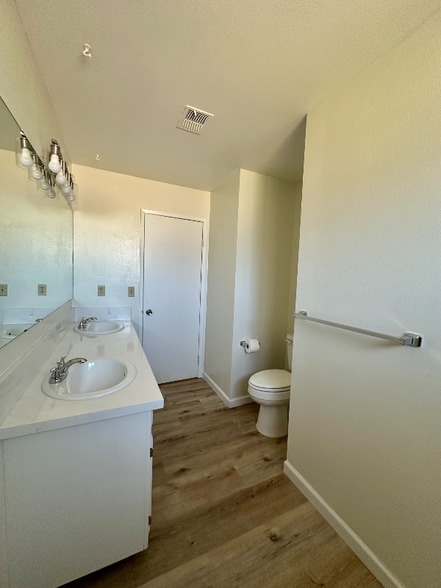 Building Photo - 1038 S Kent Ct