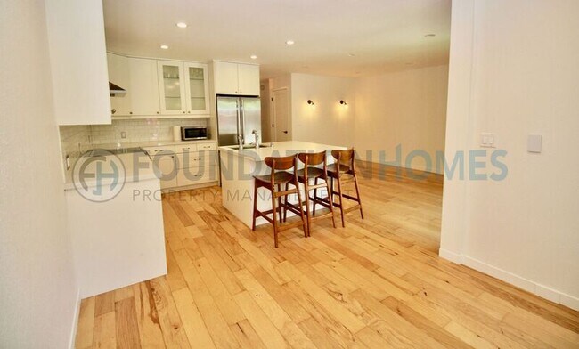 Building Photo - 404 San Marin Dr