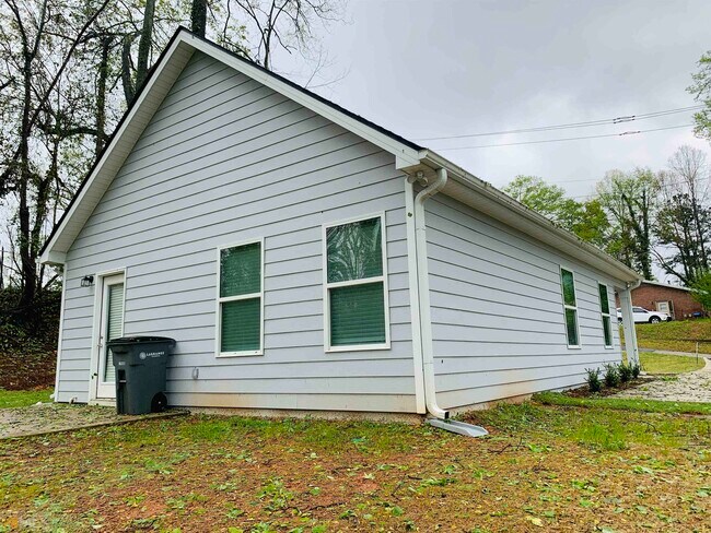 Building Photo - 105 Oak St