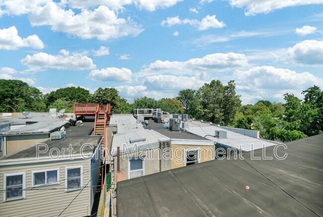 Building Photo - 504 S Milton Ave