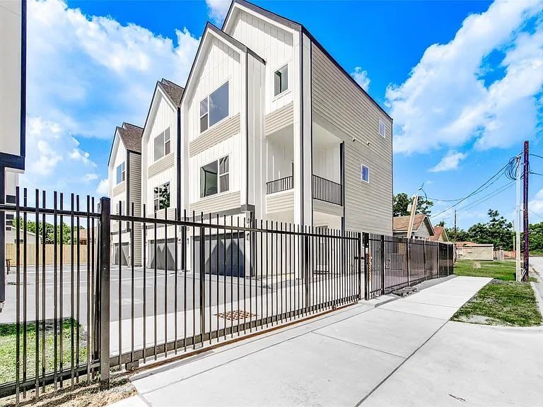 Building Photo - 4045 Buck St
