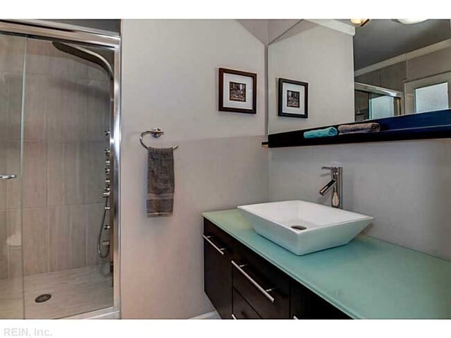 Building Photo - 3 Bed 2.5 Bath Townhouse for rent in Norfo...