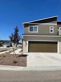 Building Photo - Available Now- Beautiful Nampa Townhome