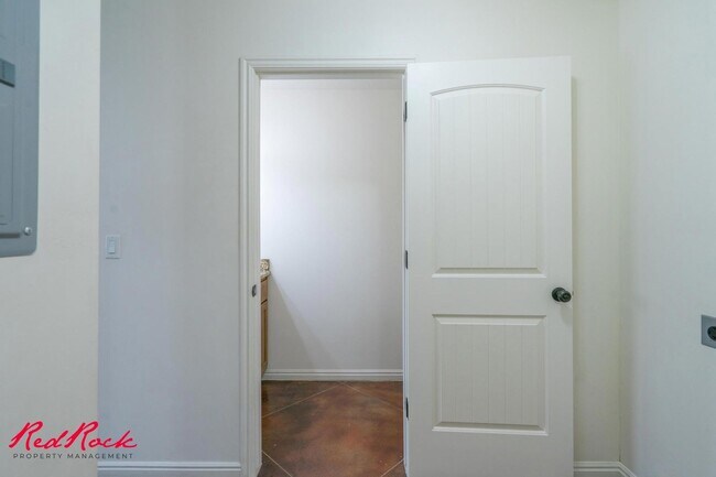 Building Photo - DOG-FRIENDLY 3 Bedroom Townhome with INTERNET INCLUDED!