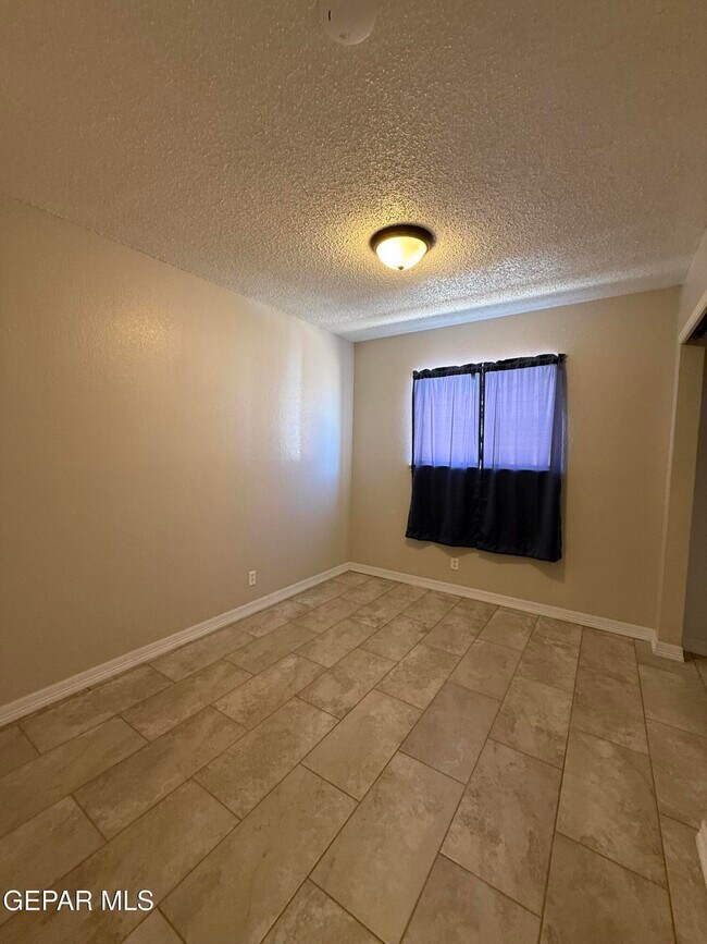 Building Photo - 955 Versailles Dr