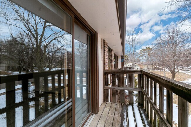 Building Photo - 6011 Queens Dr