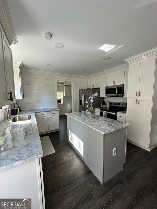 Building Photo - 1914 Montrose Dr