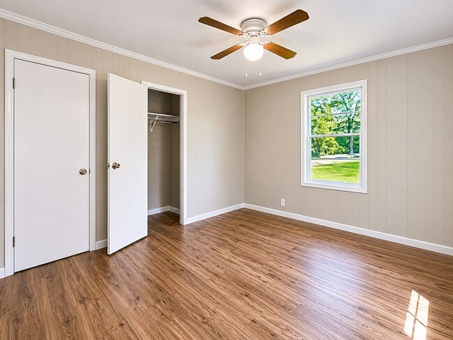 Building Photo - Remodeled 2/1 • Water Included • Commutable