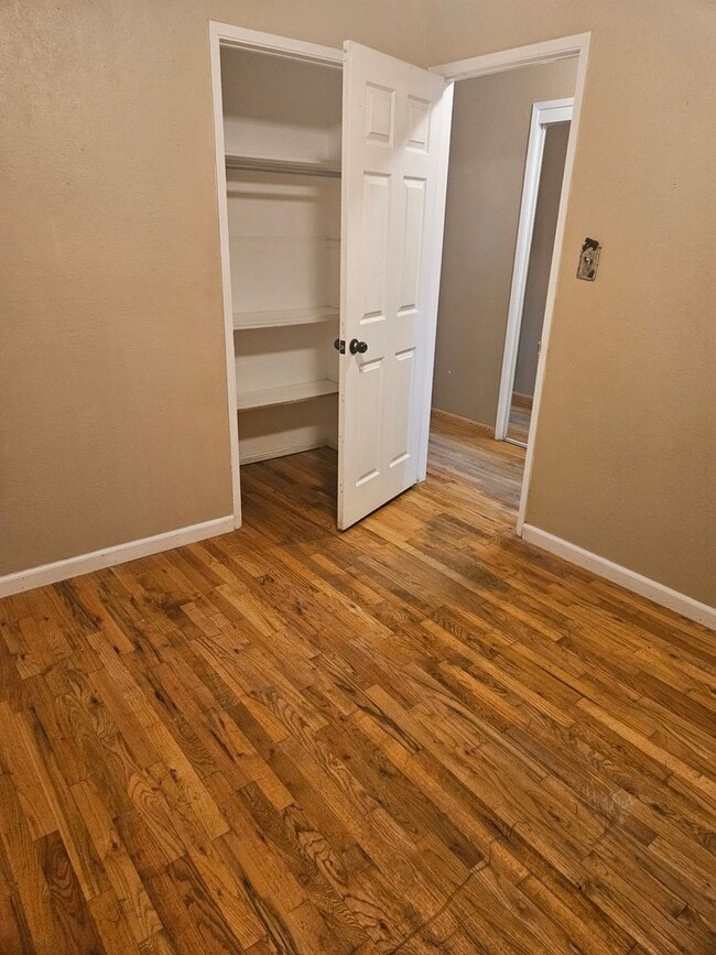 Building Photo - Large 3 bedroom in great location
