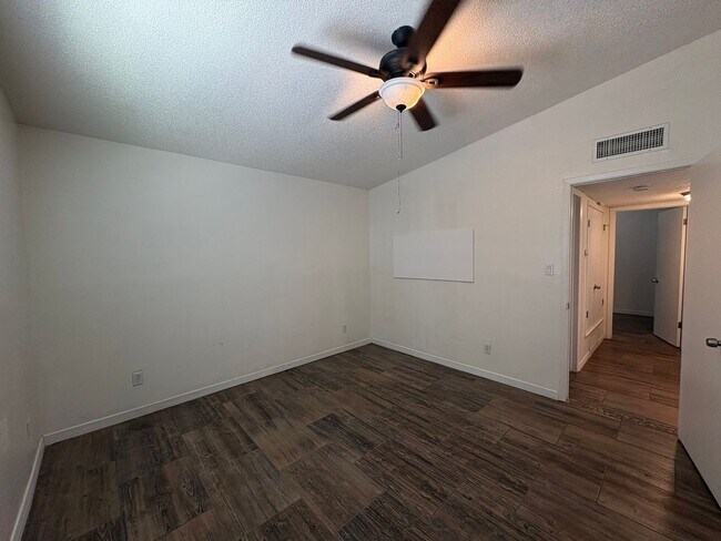 Building Photo - Lower valley duplex for rent
