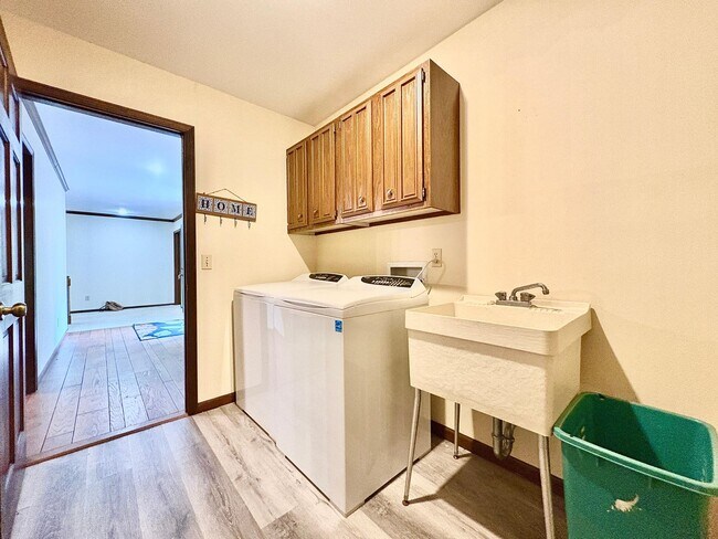 Building Photo - 21485 Wallen Dr