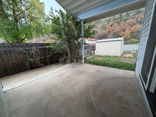 Building Photo - 2527 Delwood Ave