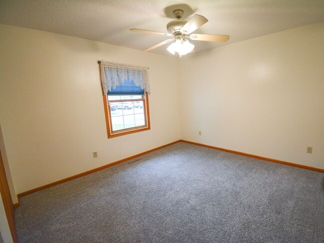 Building Photo - Move-In Ready 2 Bed 1 Bath With Large Yard...
