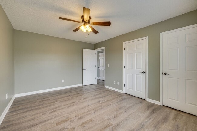 Building Photo - 2 br/ 1.5 bath condo Johnson City
