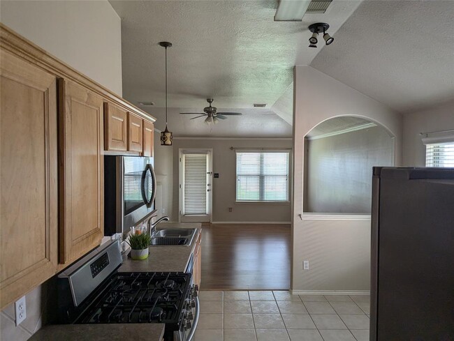 Building Photo - 9927 Driftwood Park Dr
