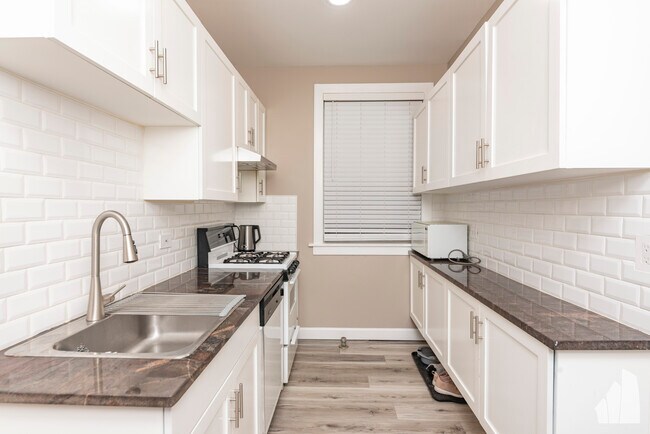 Primary Photo - 7025 N Sheridan Rd