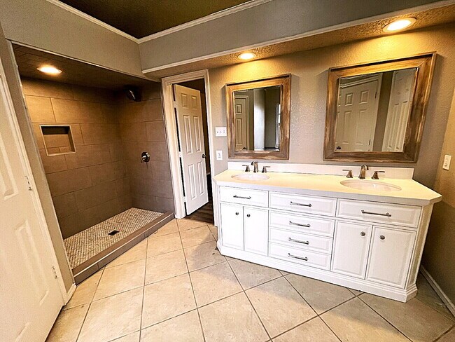 Building Photo - Large, Recently Remodeled 3/22 Right Across from North Ridge Elementary!