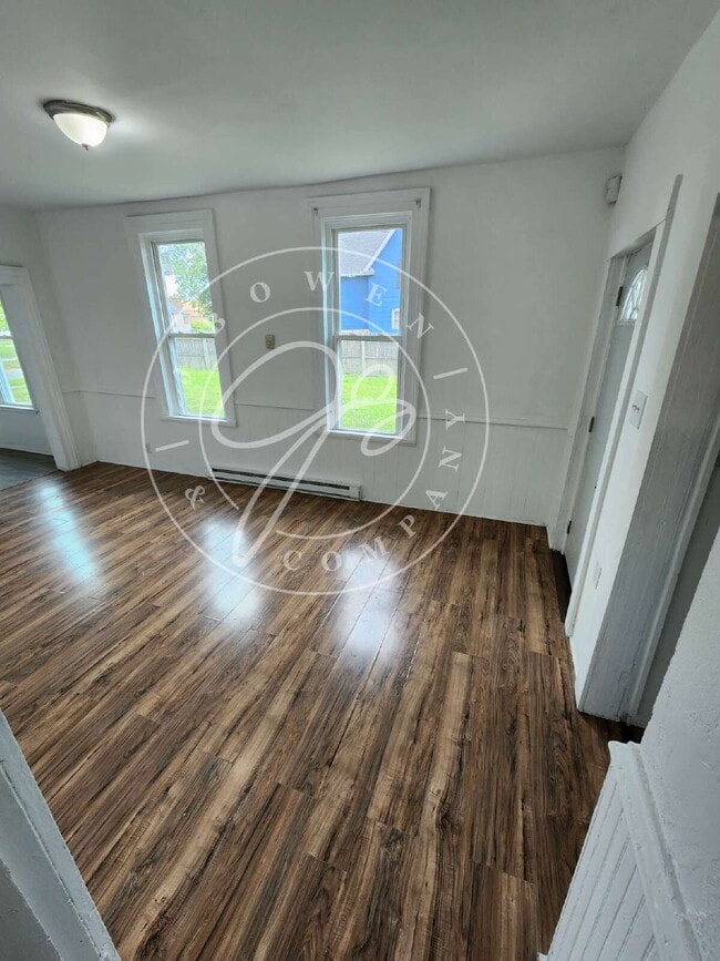 Building Photo - 4 bed with bonus room! So much space thoug...
