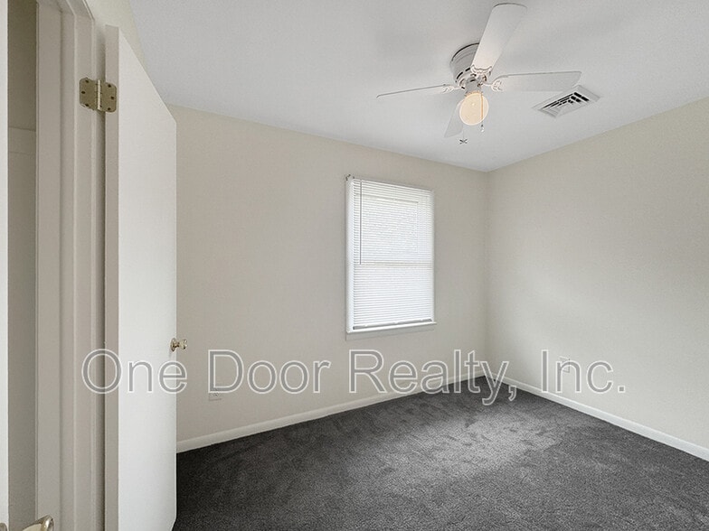 Building Photo - 105 Walker Dr