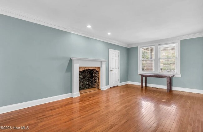 Building Photo - 3 Bed 3 Bath Historic Home