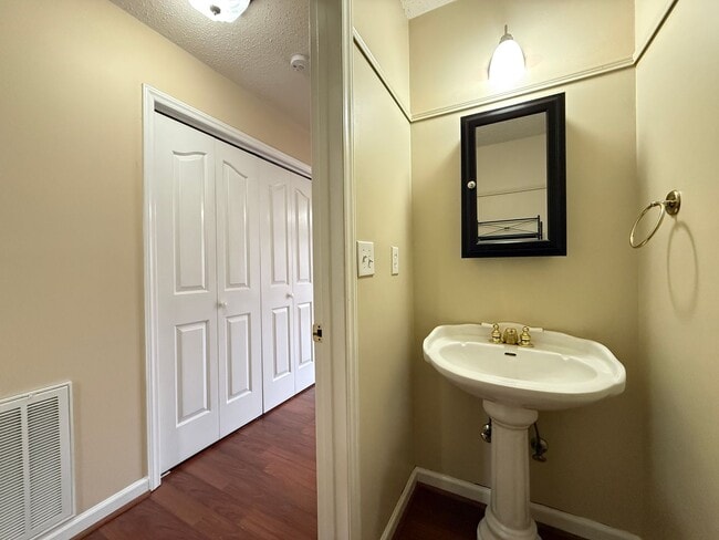 Building Photo - 928 Heatherstone Dr