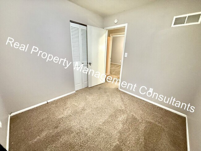 Building Photo - 3 Bedroom Split-Level Home in Sought-After...