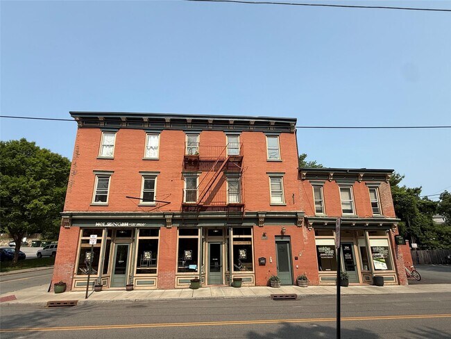 Primary Photo - 554 Main St