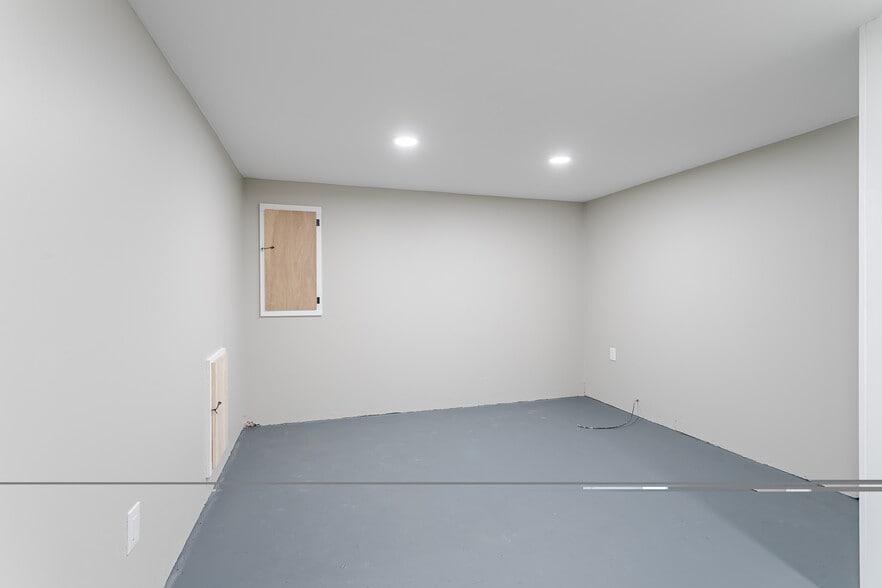 Building Photo - 1736 Elmwood Cir