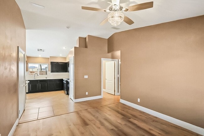 Building Photo - Beautiful, Single Story, 2 bed, 2 bath, To...