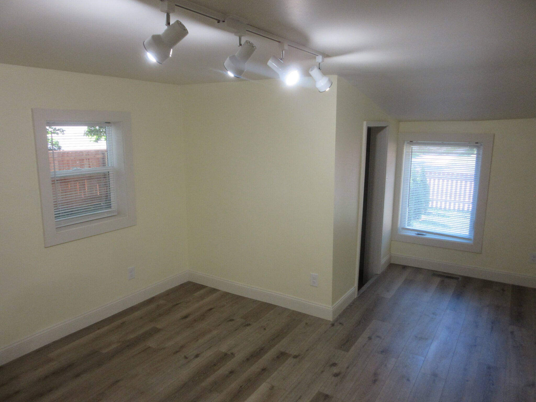 Building Photo - 307 W Columbia Ave