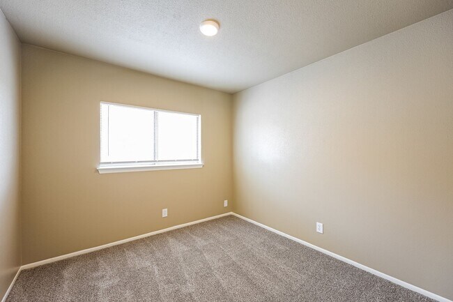 Building Photo - Recent remodeled! 4 bedroom, two living areas and loft!