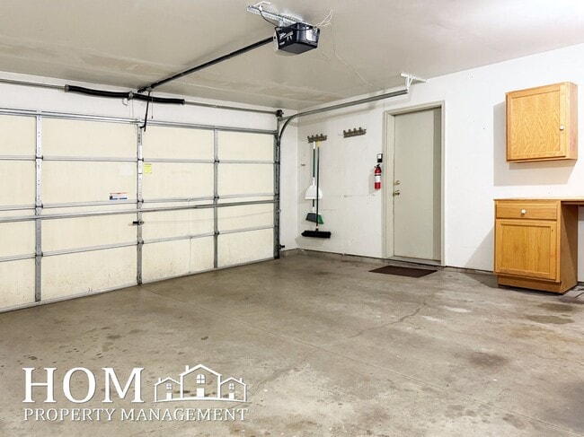 Building Photo - 3BR/2BA Townhome Available 9/1