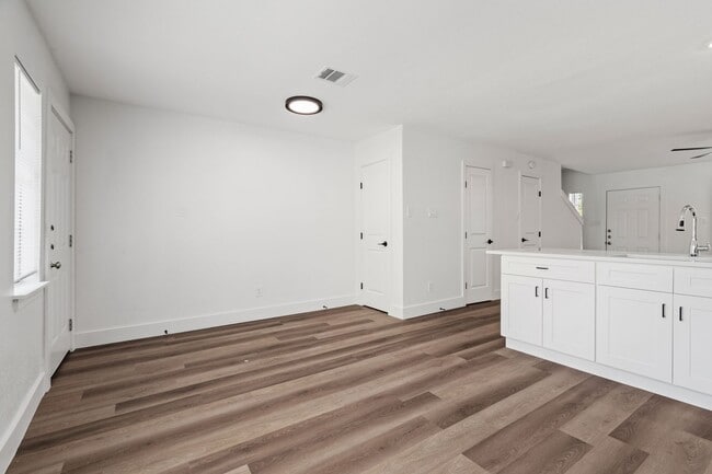 Building Photo - River Crossing Townhome - 2Bd-2.5BA - Redone to the Nines -  W/D - Resort Pool