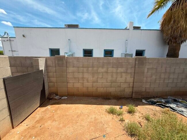 Building Photo - 1518 E Hedrick Dr