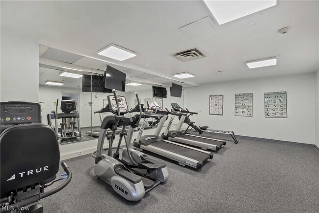 Building Photo - 12500 Edgewater Dr