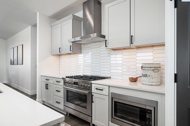 Building Photo - Generational suite w/separate entrance!