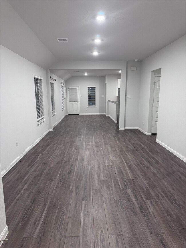 Building Photo - 2217 Middle Rdg Dr