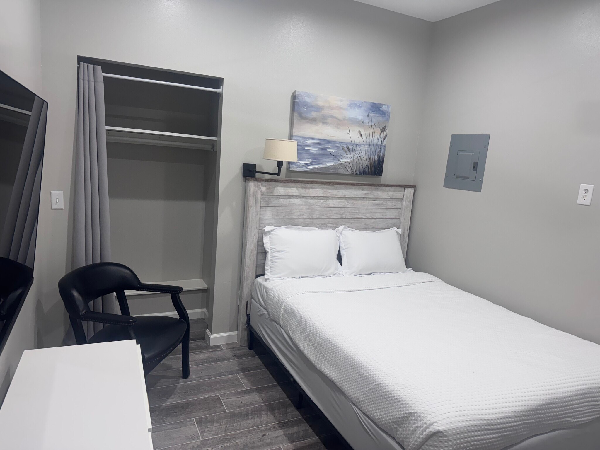 Building Photo - 6615 Tippin Ave